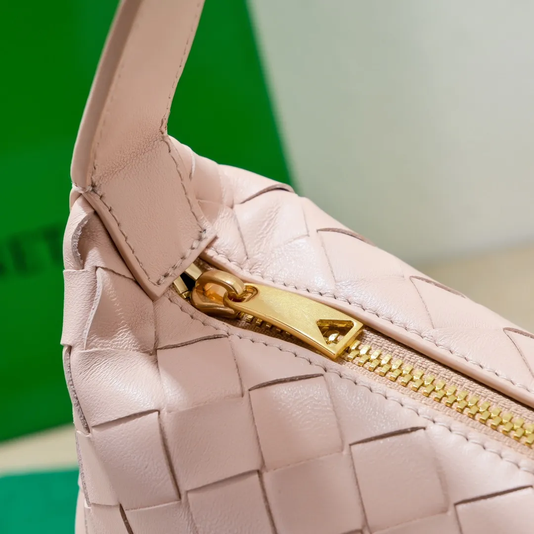 Batch 1360 #BvWallace Shoulder Lunch Bag 🔥 A lunch box bag that you can just grab and go. It is made of classic intrecciato weaving technology and reflects the craftsmanship of Bottega. The entire bag is made of top-grade happa lambskin. It is very soft and lightweight. The small bag shape is cute and exquisite. The interior capacity is also very large and can be carried under the arm. It is quite practical! The bottom of the bag is made of gold metal to prevent wear and tear. The details are really good! Choose this elegant commuting bag for Zaoba people~ Size: 22x13x9.5, model number; 7748#